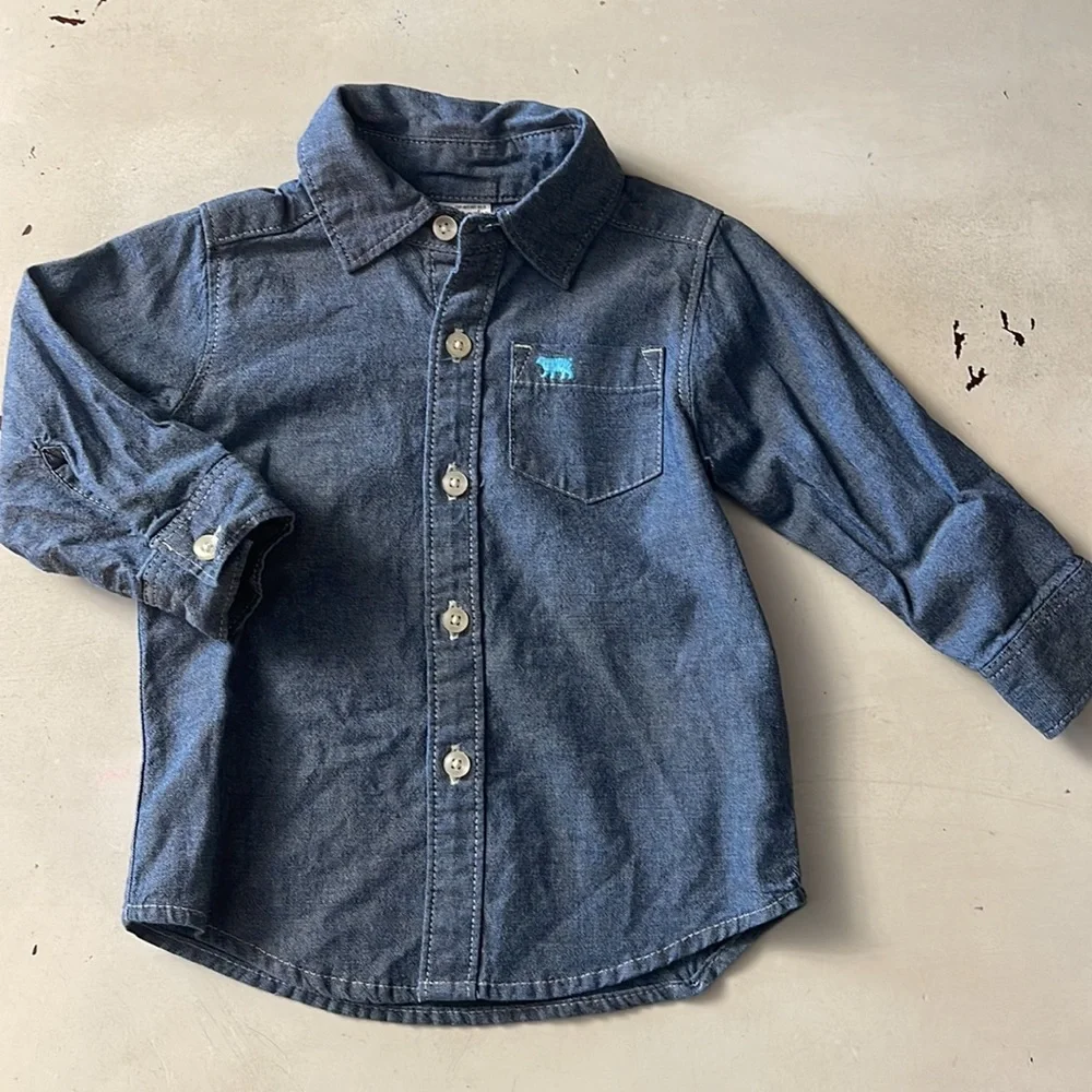 Carter’s boys button up shirt. Size 9 months. New!